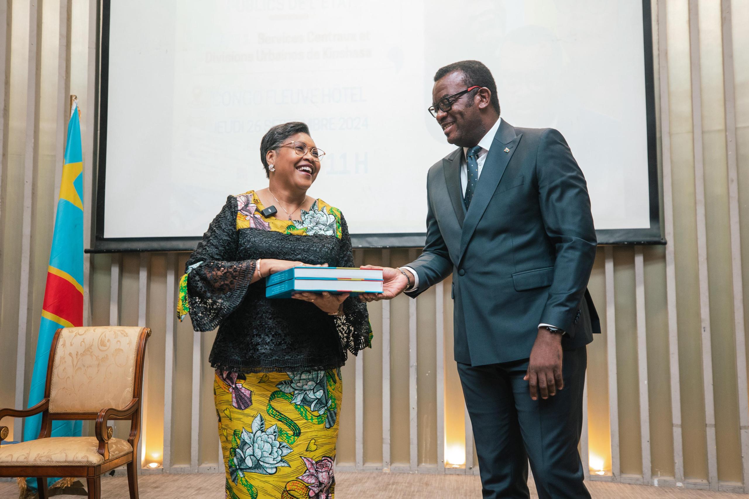 La PM Judith Suminwa recevant l'annuaire des agents de la Fonction publiques des mains du VPM JP Lihau