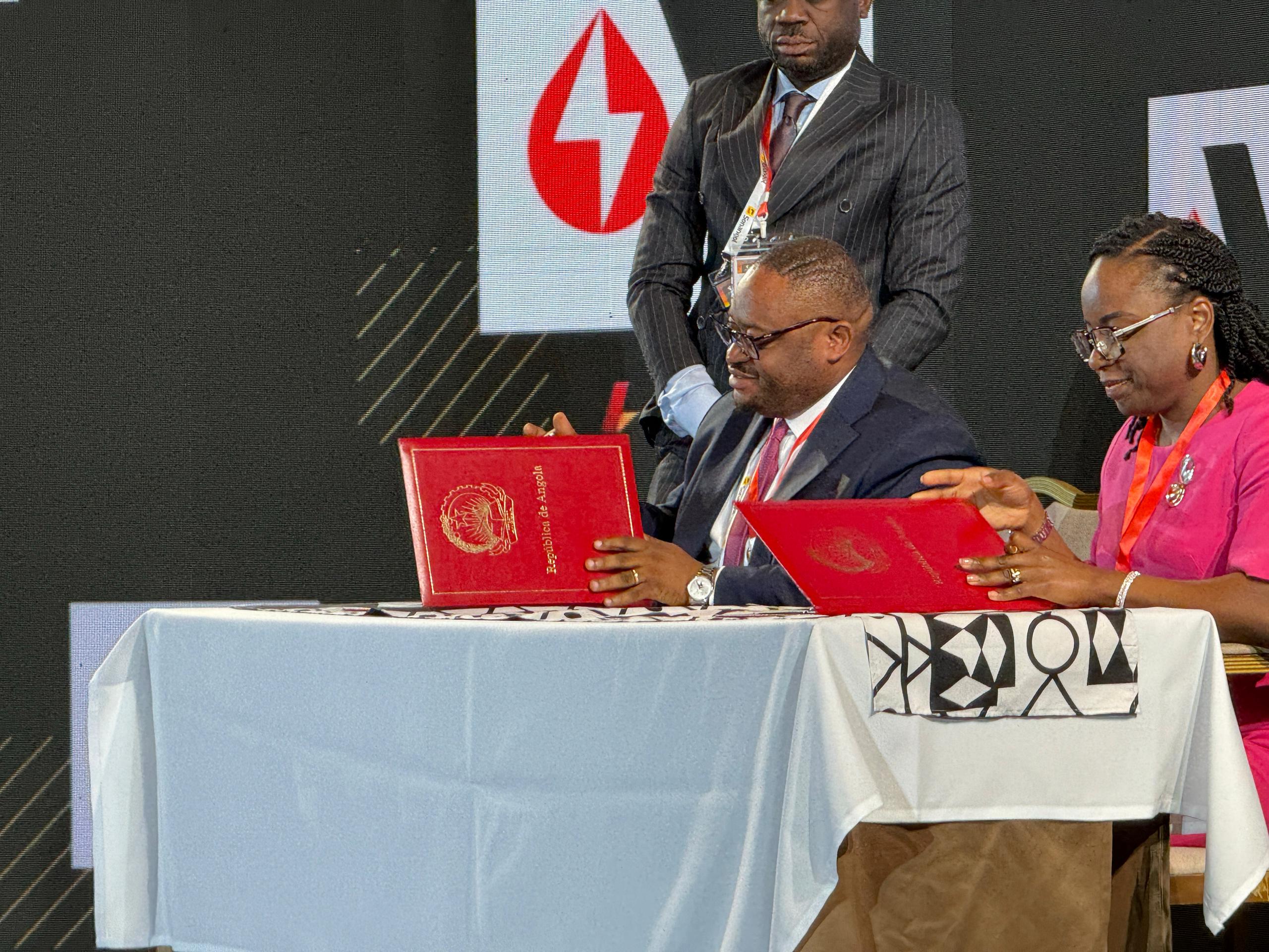 Le ministre des Finances, Doudou Fwamba, et son homologue de l'Angola, Madame Vera Esperança dos Santos , lors la signature