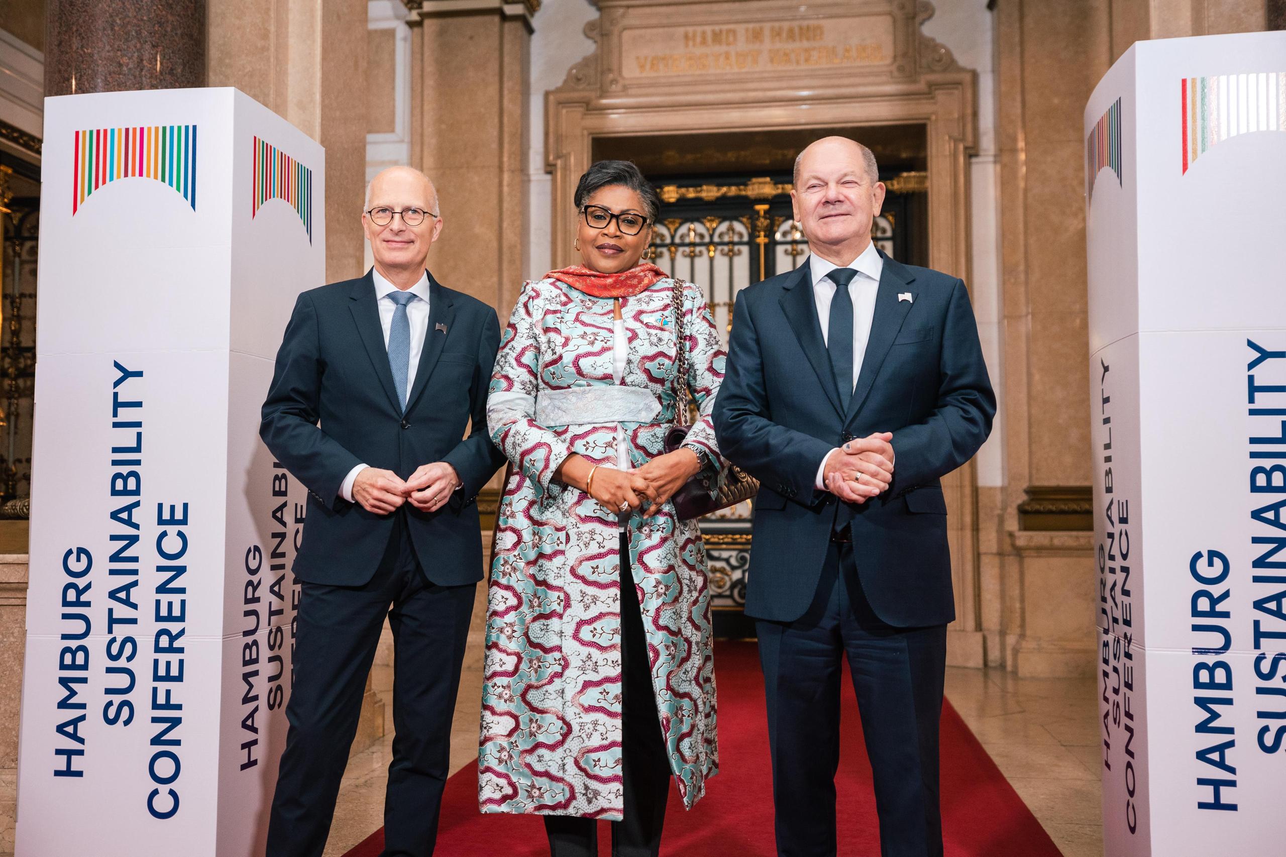 La PM Judith Suminwa au milieu