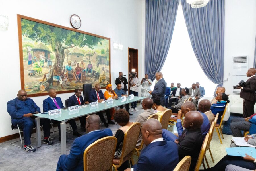 Le président du Sénat Sama Lukonde et son Bureau échangeant avec le personnel des services administratifs