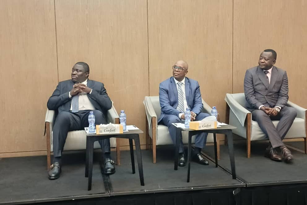 De g. à dr., le DG de VIDERAY Congo, Patrick Mfueni, le SG à l'Industrie, Parfait Ntabala, et le DG de l'OCC, Etienne Tshimanga