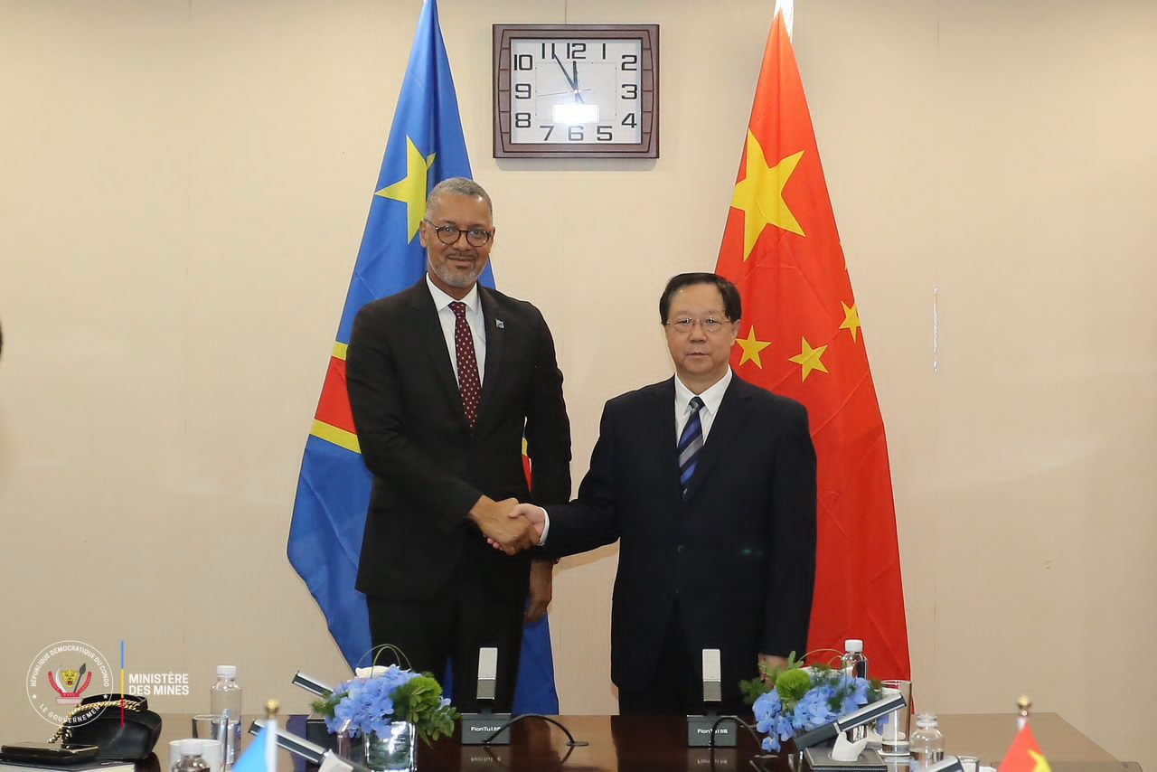 Le ministre des Mines, Kizito Pakabomba avec le ministre des Ressources Naturelles de Chine, Wang Guanghua