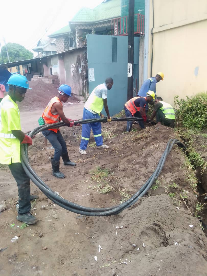 Des équipes de la SNEL en train de poser un câble dans un quartier de Kinshasa