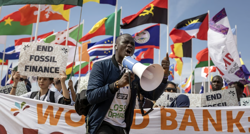 Une manifestation contre la pauvreté et le changement climatique en marge des réunions annuelles du FMI et BM, à Marrakech en 2023