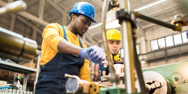 Un travailleur dans une usine. Photo d'illustration