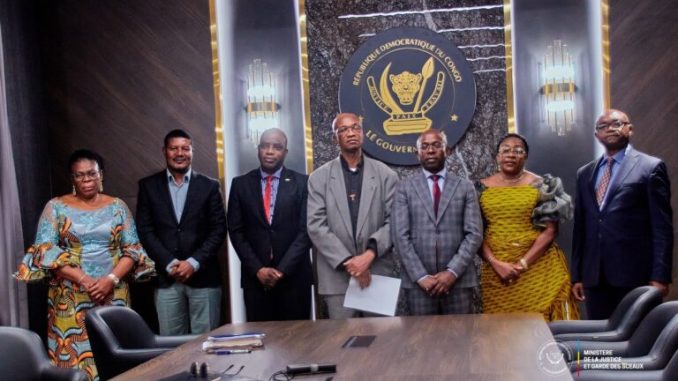 Abbé François Mwarabu au milieu