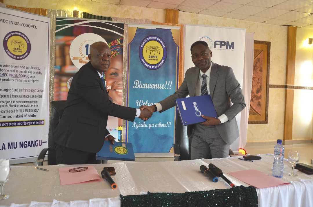 Poignée de main entre Seraphin MUKUTA, DGA du FPM SA,  et Damase FUITI MAVUNGU, Gérant de la COOPEC CAMEC INKISI