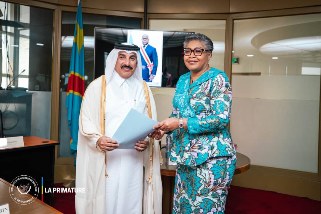 Son Altesse Sheikh Mansour Bin Jabor Bin Jasim Al Thani, chef de la délégation d’Al Mansour Holding, et la PM Judith Suminwa, à droite