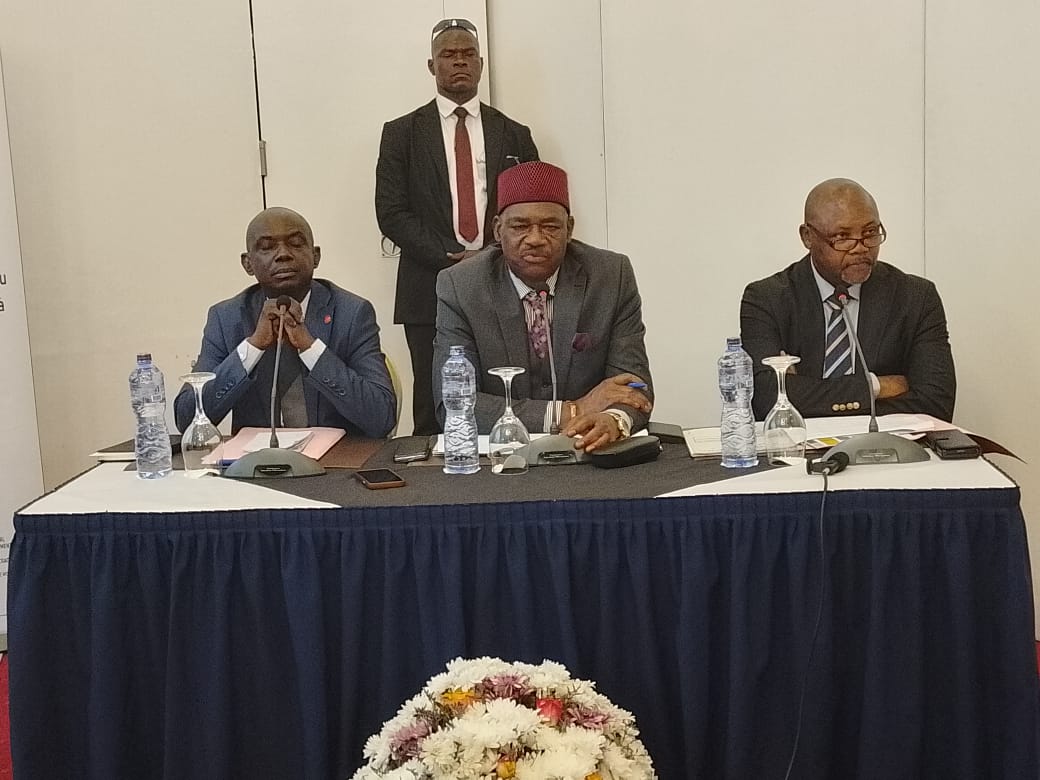 Au milieu, le PGR près le Parquet général de la Cour des comptes, Salomon Tudieshe