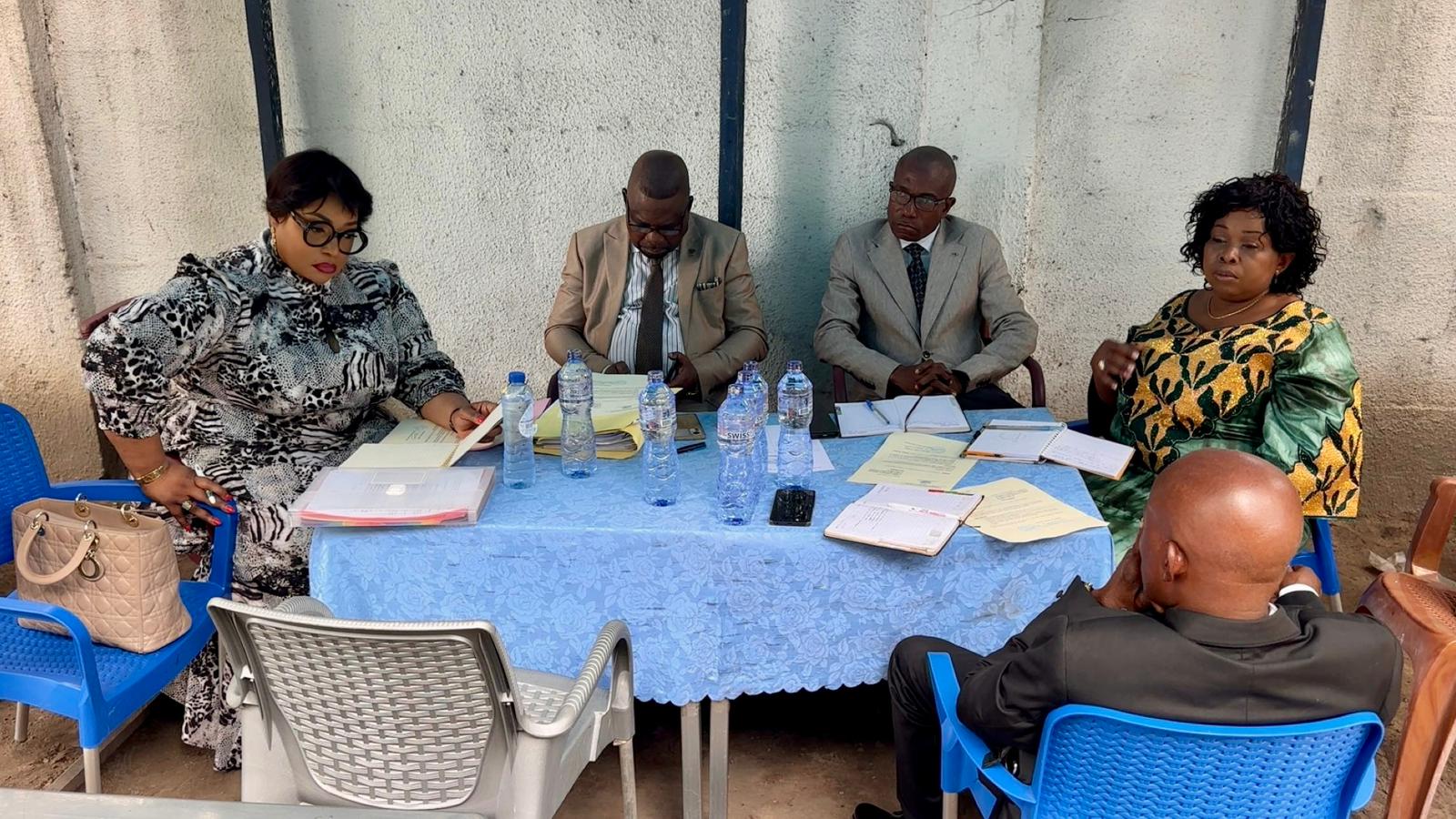 Les membres de l'ONPA tenant leur 6e session extraordinaire sous les abres