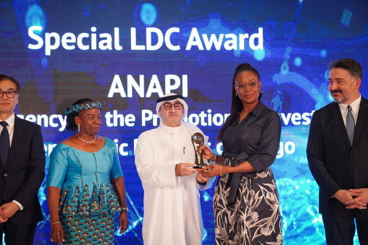 La DG Rachel PUNGU LUAMBA recevant le prix de l’ANAPI aux Émirats arabes unis