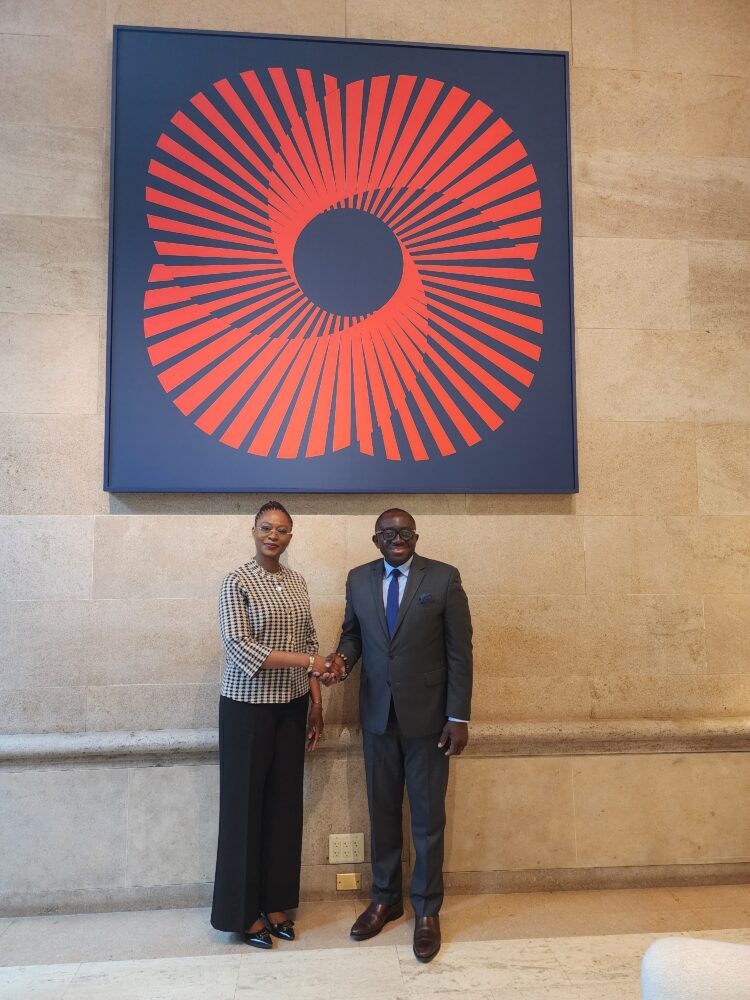 Poignée de main entre la DG Rachel PUNGU et Dr. Guevara, Vice-président en charge de l’Afrique à la U.S. Chamber of Commerce International Affairs