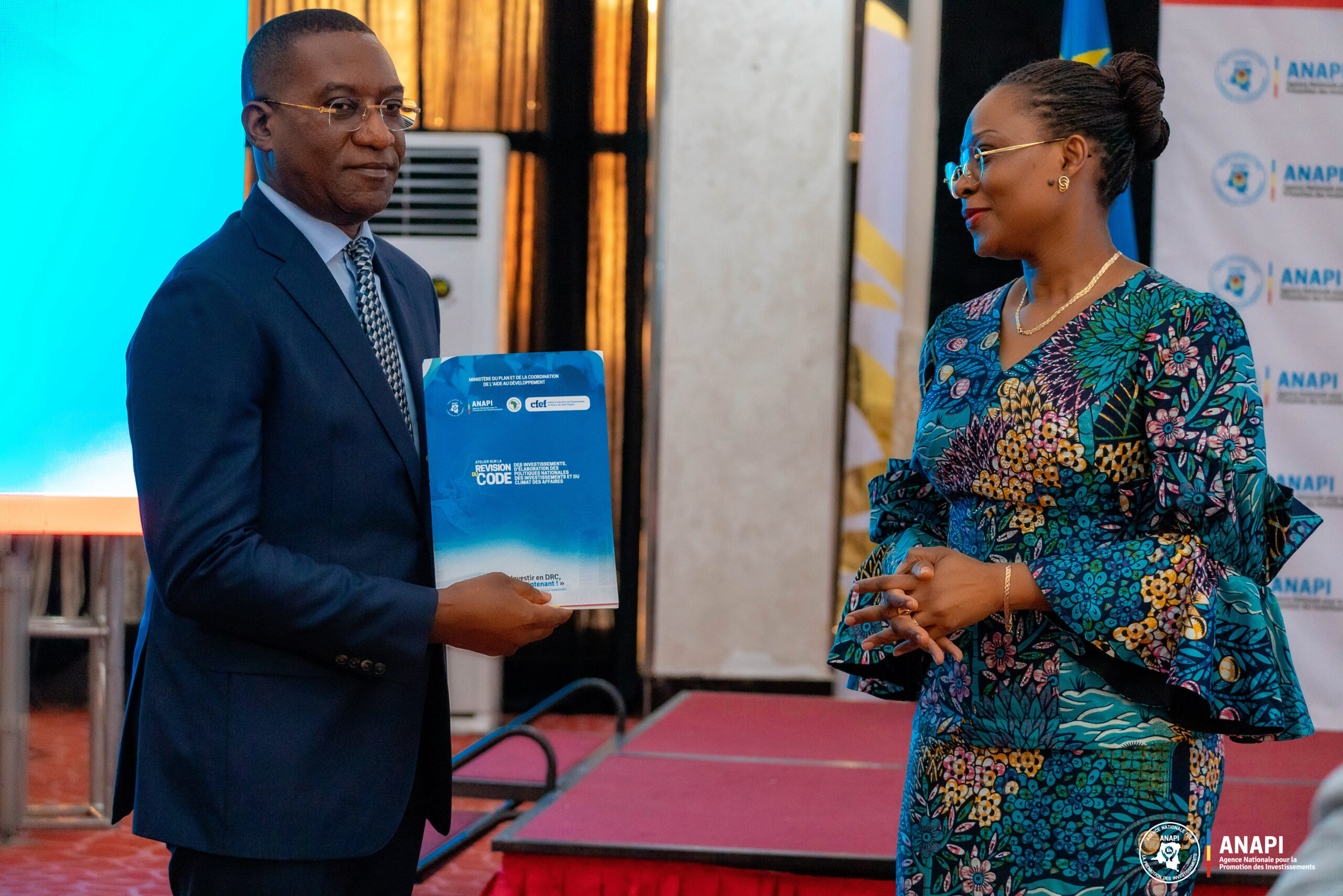 La DG de l'ANAPI Rachel Pungu remettant le rapport final de l'atelier au ministre du Plan Guylaine Nyembo