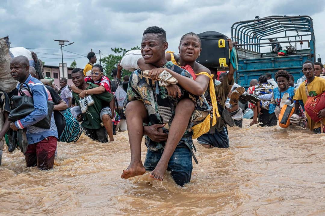 Des habitants de la Tshangu traversant le pont N'djili (sur le boulevard Lumumba) après les débordements des eaux de la rivière N'djili, en avril 2025 à Kinshasa