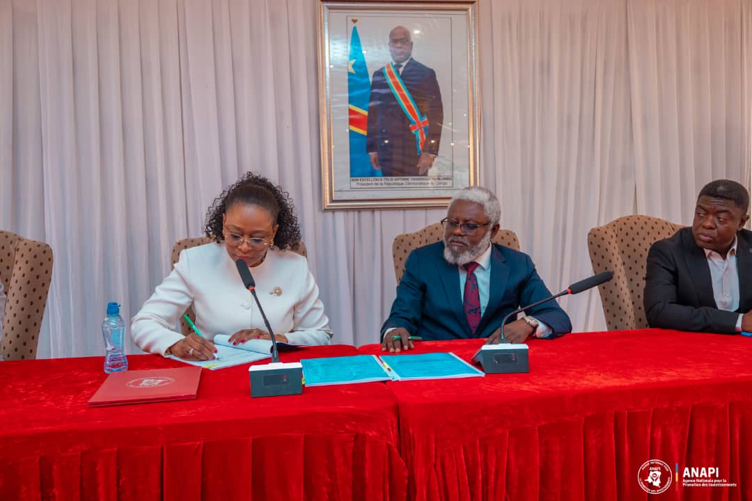 La DG de l'ANAPI Rachel Pungu, à gauche, et le Coordonnateur du Fonds Social de la République, Philippe NGWALA MALEMBA, lors de la signature de partenariat