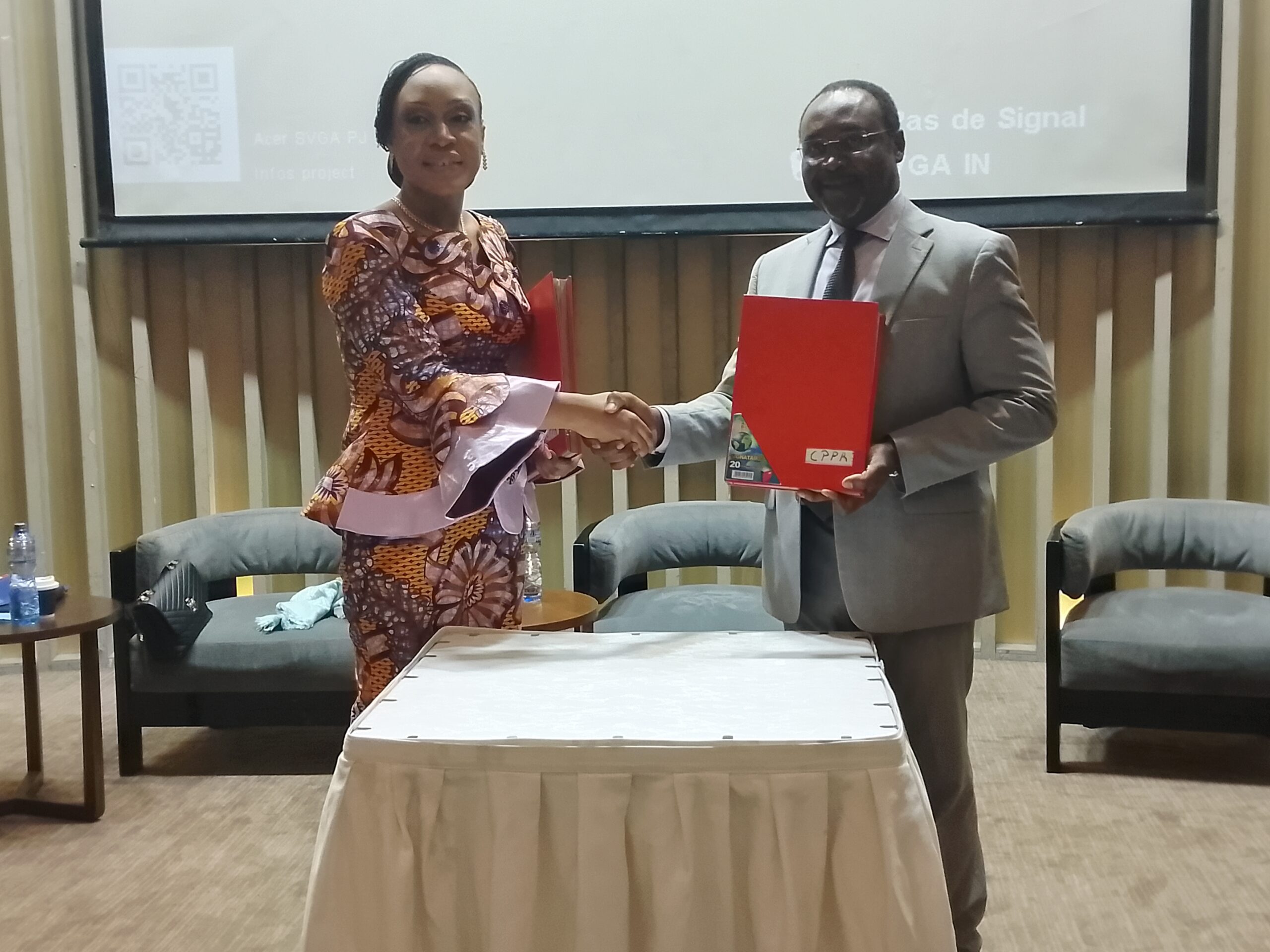 Poignée de main entre la vice-ministre des Finances, Gracia Yamba, et le Directeur des Opérations de la Banque mondiale