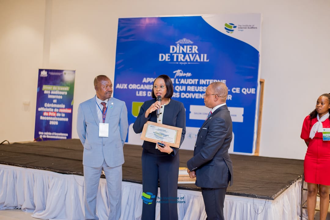 Au centre, la DG de l'ANAPI Rachel Pungu recevant son diplôme d'excellence