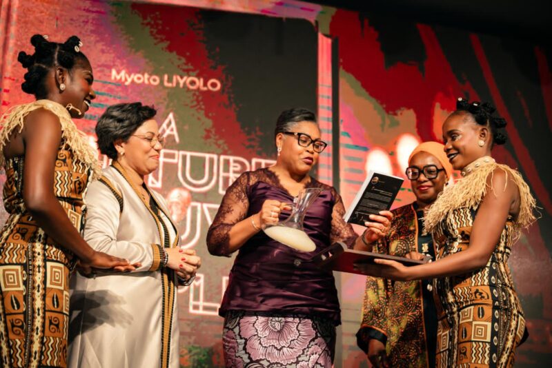 « La culture sauve les peuples » : Judith Suminwa porte sur les fonts baptismaux l&rsquo;ouvrage de Myoto Liyolo