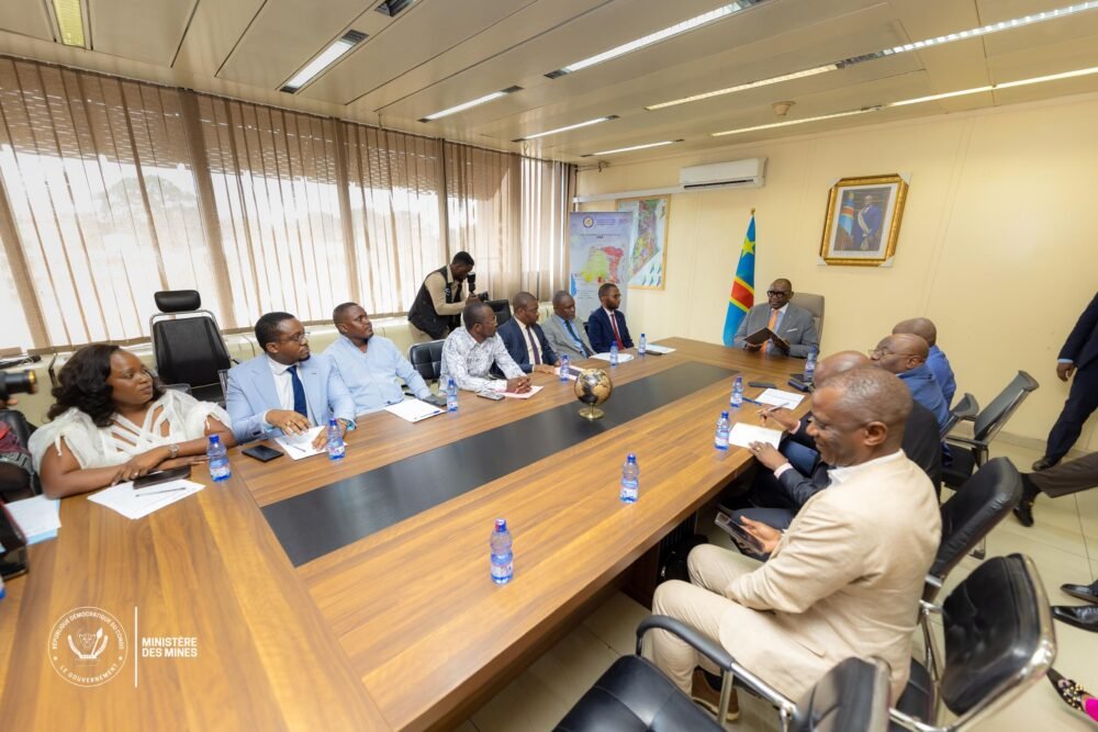 Mines : Dans sa quête de placer l&rsquo;administration minière au centre de la gouvernance, Louis Watum visite le SGN et le CEEC