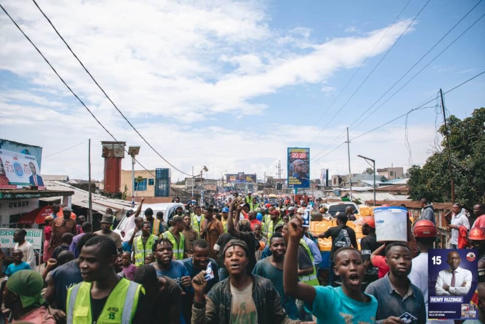 Foule des partisans de Rémy Ruzinge dans les rues de Goma en 2023.