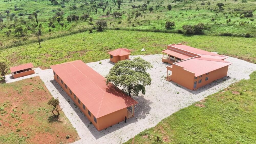 Fidèle à son Cahier des charges malgré les critiques, Kibali Gold Mine remet un Centre de Formation aux populations de Makoro dans le Haut-Uélé