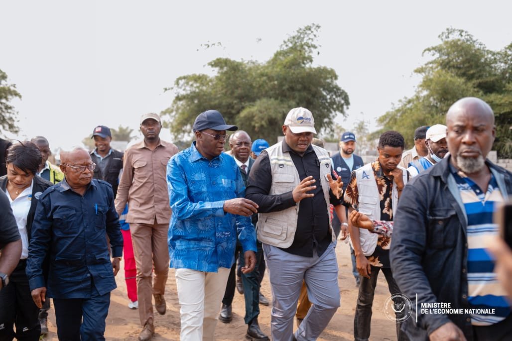Sankuru : Poursuivant sa mission économique à Lomela, Mukoko Samba a inspecté les travaux de l’aéroport de Lodja