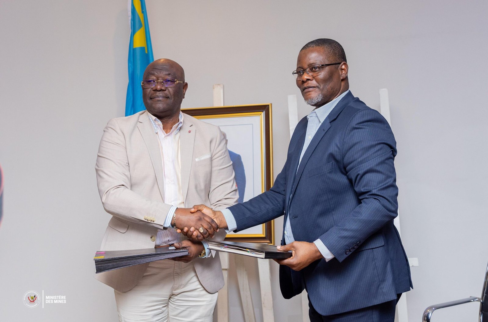 Poignée de main entre le Dircab du ministre des Mines, Michel Kaswa Kayomo, et le Président de la Chambre des Mines de la FEC, Kasongo Bin Nassor