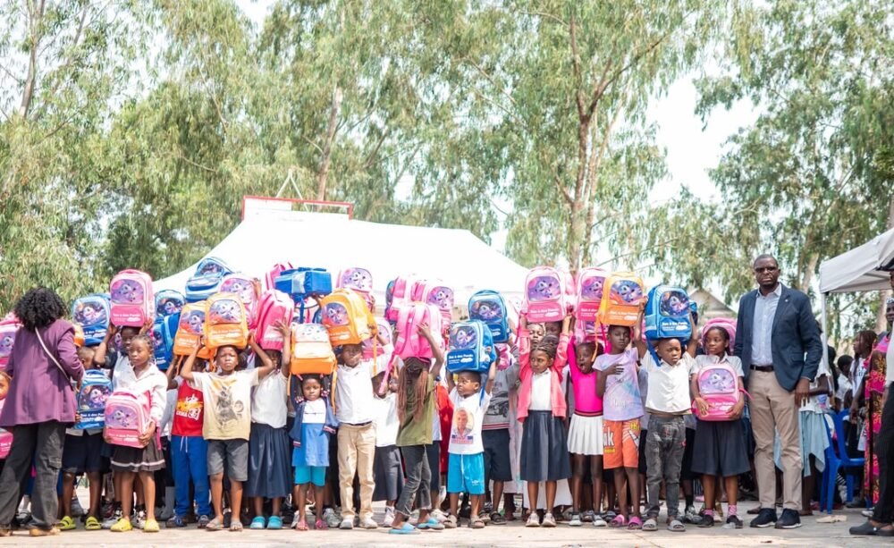 Kinshasa : Les Amis de Patrick Muyaya distribuent 1.000 kits scolaires aux élèves de 25 écoles de la FUNA 