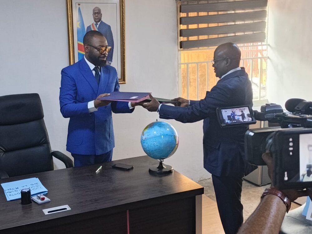RDC : après 6 ans de bons et loyaux services à EDUC-TV, Guy Shungu passe la main à Guy-Blaise Kitiki, le nouveau Directeur Chef de service