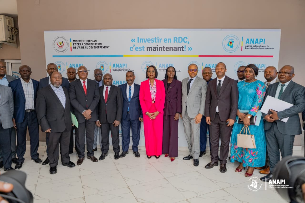 La DG de l'ANAPI Rachel PUNGU, au centre, avec les parties prenantes engagées dans le processus d’amélioration du climat des affaires en RDC