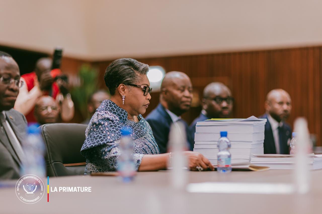 La Première ministre Judith Suminwa, lors du dépôt du Projet de Budget 2027 au Bureau de l'Assemblée nationale